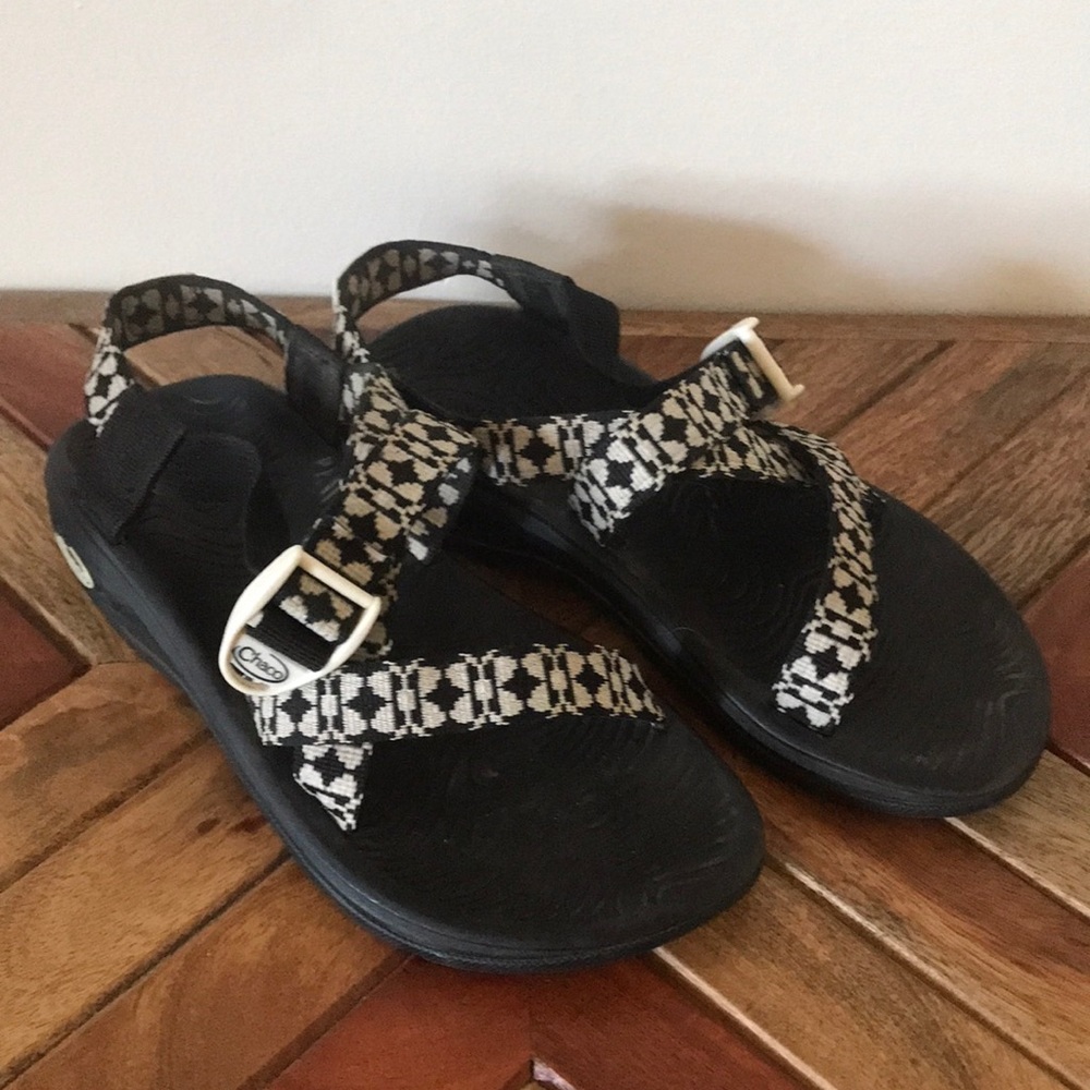 Chaco sandals in black and white - Picture 1 of 6